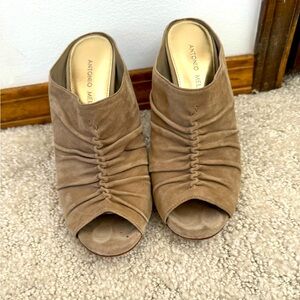Size 8M Antonio Melani Taupe Heels